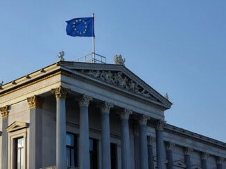 Gehisste EU-Flagge auf dem Österreichischen Parlament