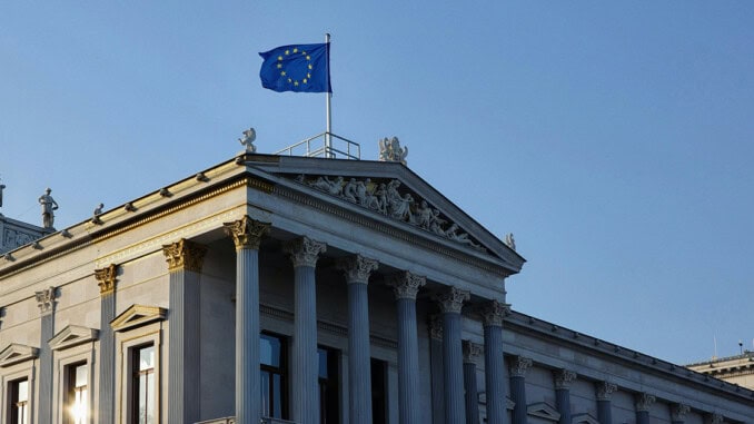 Gehisste EU-Flagge auf dem Österreichischen Parlament
