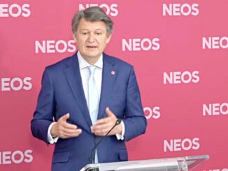 Helmut Brandstätter, EU-Spitzenkandidat der NEOS, bei einer Pressekonferenz.