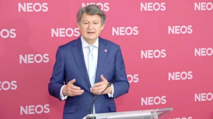Helmut Brandstätter, EU-Spitzenkandidat der NEOS, bei einer Pressekonferenz.