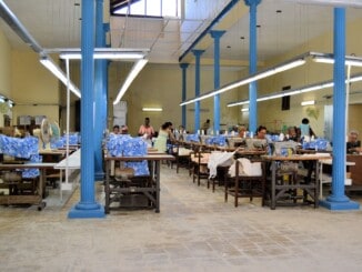 Arbeiterinnen in Textilverarbeitungsfirma