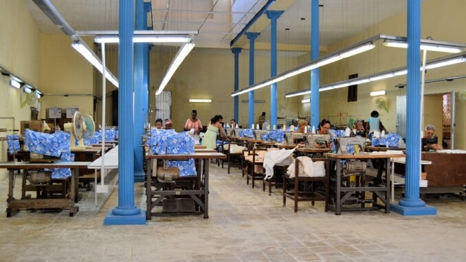 Arbeiterinnen in Textilverarbeitungsfirma